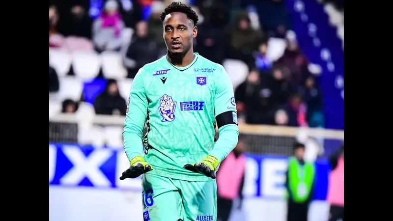 Cầu thủ Auxerre nỗ lực giữ bóng trước sự áp đảo của Rennes