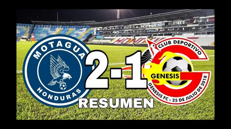 Cầu thủ Genesis và Motagua tranh chấp quả bóng trên sân cỏ