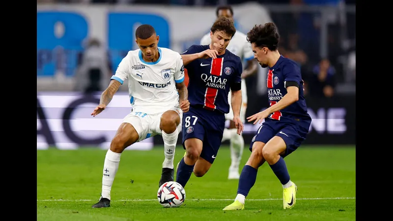 Cầu thủ PSG vượt qua cầu thủ Marseille để tiến vào vòng cấm Cầu thủ PSG vượt qua cầu thủ Marseille để tiến vào vòng cấm