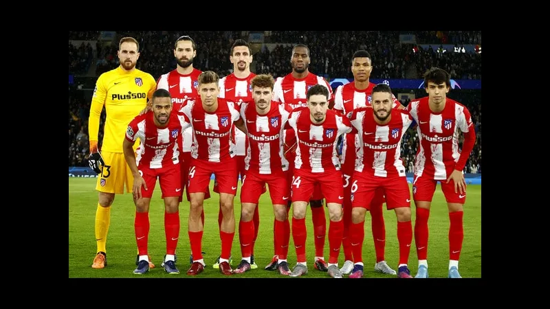 Cầu thủ của Atletico Madrid vượt qua cầu thủ của Rayo Vallecano trên sân cỏ Cầu thủ của Atletico Madrid vượt qua cầu thủ của Rayo Vallecano trên sân cỏ